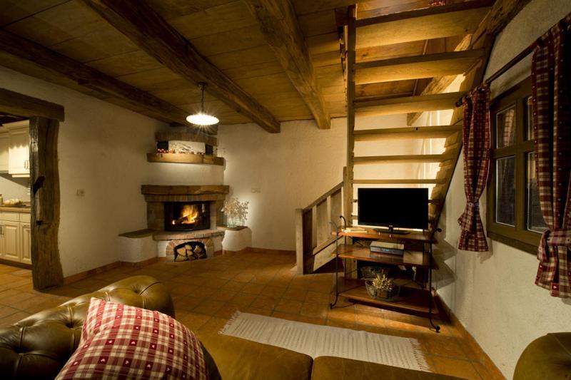 Domacija Seruga Countryside Hotel 新梅斯托 外观 照片