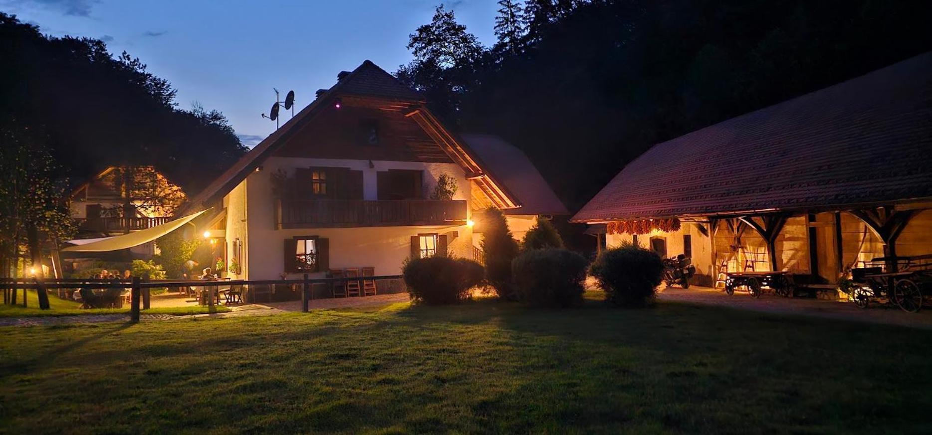 Domacija Seruga Countryside Hotel 新梅斯托 外观 照片